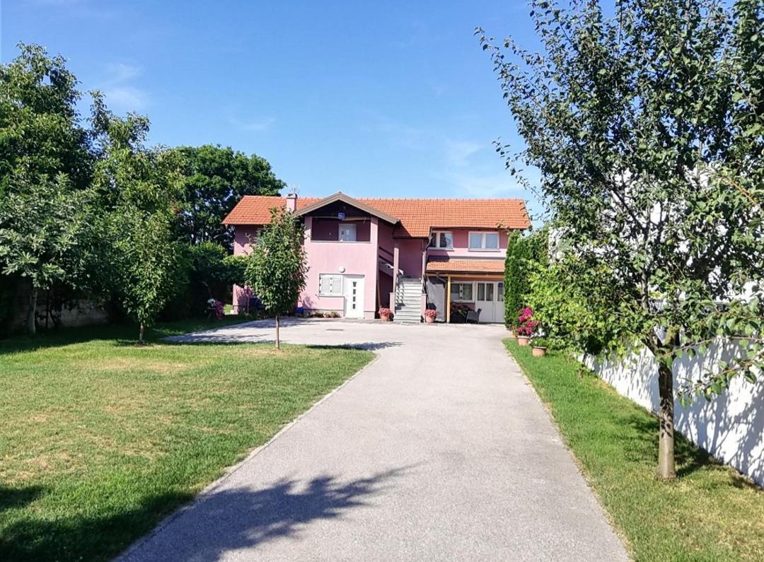 Guest House Lucija Buzin ภายนอก รูปภาพ